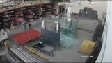 Föraren krossar stora glaspaneler med sin lastbil