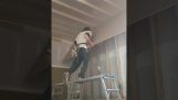 Het installeren van een plafondpaneel mislukt
