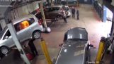 Avfyra i en bil under reparation på ett garage