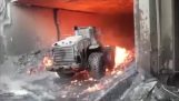 Bulldozers travaillant avec du charbon brûlant