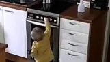 Uma criança brinca com o forno