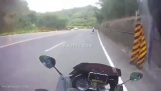 男子骑摩托车时掉下女友