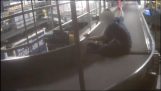 Uma criança na esteira de bagagem de um aeroporto