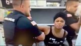 女性は警官を噛もうとします