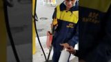 Water gemengd met benzine, in een tankstation (Rusland)