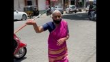 बूढ़ी औरत एक छड़ी के साथ मार्शल आर्ट करती है