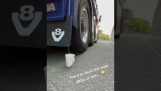 En lastbilschaufför förbereder te