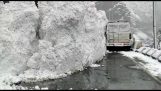 一条冰川在路上滑落