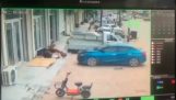 Човек пада у шахт након што је паркирао свој аутомобил