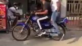 브라질에서 오토바이 장난에 두 남자