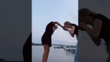 Flickan faller i sjön medan shotgunning öl