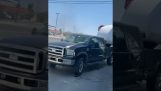 Guy zničí přívěs připojený k jeho pickupu