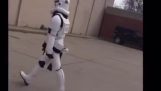 Die Polizei nimmt ein als Stormtrooper verkleidetes Mädchen fest (Kanada)