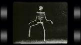 Halloween i en gammel biograf – Det glade skelet (muntert skelet)