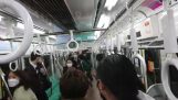 Knivattack i Tokyos tunnelbana