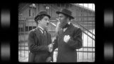 В старом кинотеатре – Полиция, Чарли Чаплин, Чарли грабитель (1916 г.).