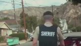 En sheriff stoppar en superbil