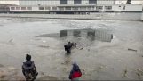Bir adam bir çocuğu donmuş bir gölette kurtarır.