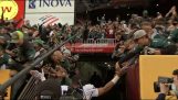 Barrière bezwijkt onder het gewicht van supporters aan het einde van een Amerikaanse voetbalwedstrijd