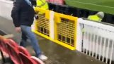 Een man ziet een “druk op” vest in een stadion