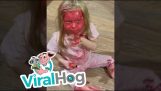 Una bambina ha usato il rossetto di sua madre