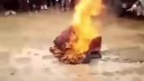 塔利班烧毁一名音乐家的乐器
