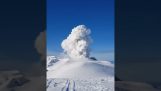 Изригване на вулкан Ебеко