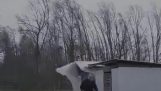 तेज हवा से एक शेड की छत को सुरक्षित करना
