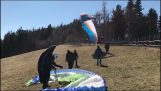 Een wervelwind van stof voert een paraglider weg