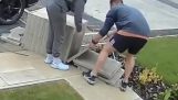 Žena pomáhá svému manželovi s dlaždicemi na terase