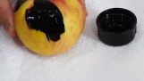Jablko natreté farbou Musou Black, farba, ktorá absorbuje 99,4 % viditeľného svetla