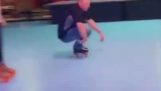 Truque de patinação por um pai