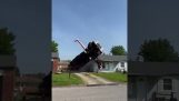 Camión grúa choca contra una casa