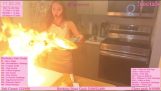 Twitch Streamer يحرق المطبخ أثناء الطهي