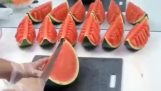 Een watermeloen snijden om gemakkelijk te serveren