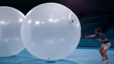 Кидання кулі для боулінгу у величезну повітряну кулю