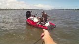 Policja pożycza łódź, by aresztować podejrzanego o złodzieja skutera wodnego