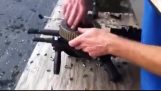 Strano fucile a doppia canna su un poligono di tiro
