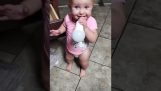 Een baby steekt een lamp aan