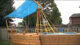 男人为他的孩子建造了一个海盗船形状的游泳池, 但邻居强行拆除