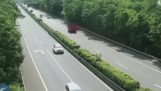 Three people trapped on a vehicle on fire (China)