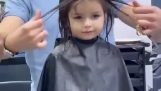 Pikkutytön hiustenleikkaus