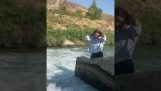 Tyttö pudottaa puhelimensa jokeen
