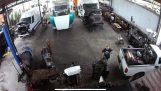En gasbeholder er punkteret og lanceret inde i en garage