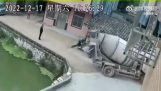 A mixer truck falls into a river while delivering concrete