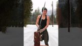 Тестване на меч за цепене на дърва