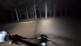 Ciclismo de montaña por la noche en el bosque.