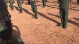 Kambodsjansk polititrener tester tøffheten til elevene sine