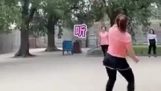 Fete care joacă badminton cu picioarele