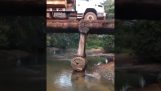 En lastbil lastad med trä på en träbro